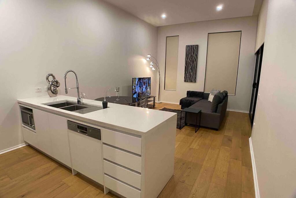 Luxe 2Br Executive Apartment Kingston Pool Parking Wifi Bbq Wine Kültér fotó
