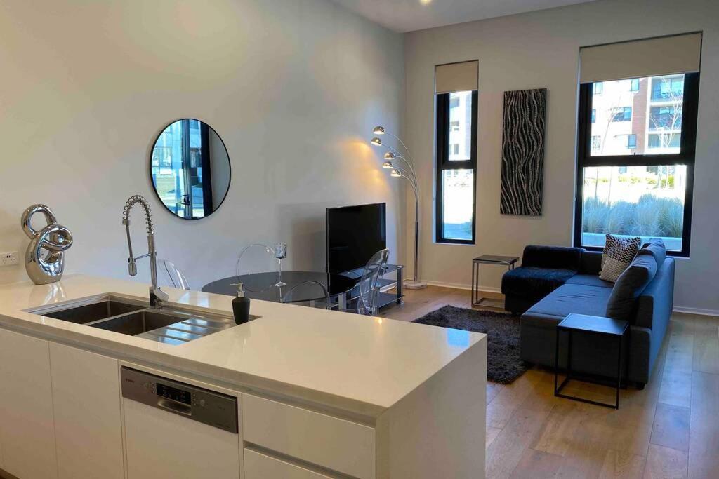 Luxe 2Br Executive Apartment Kingston Pool Parking Wifi Bbq Wine Kültér fotó