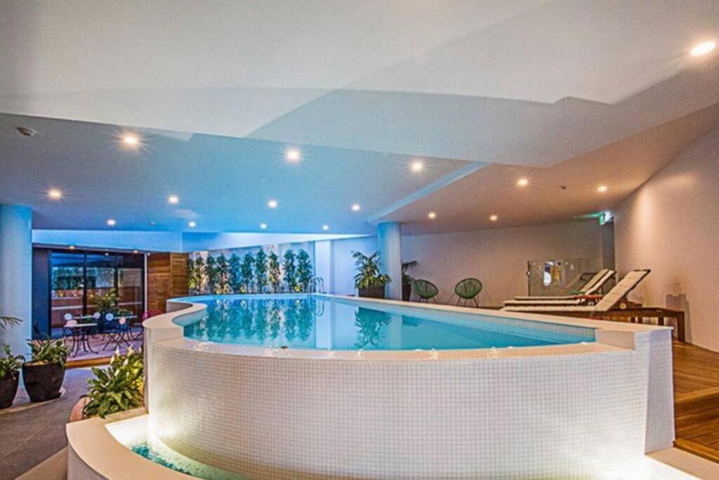 Luxe 2Br Executive Apartment Kingston Pool Parking Wifi Bbq Wine Kültér fotó