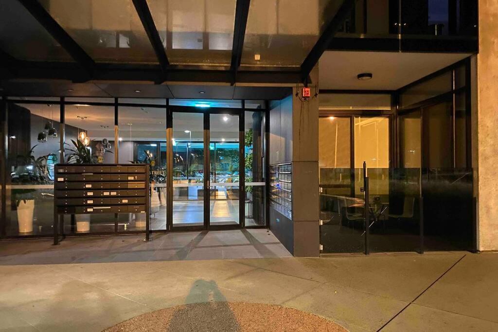 Luxe 2Br Executive Apartment Kingston Pool Parking Wifi Bbq Wine Kültér fotó