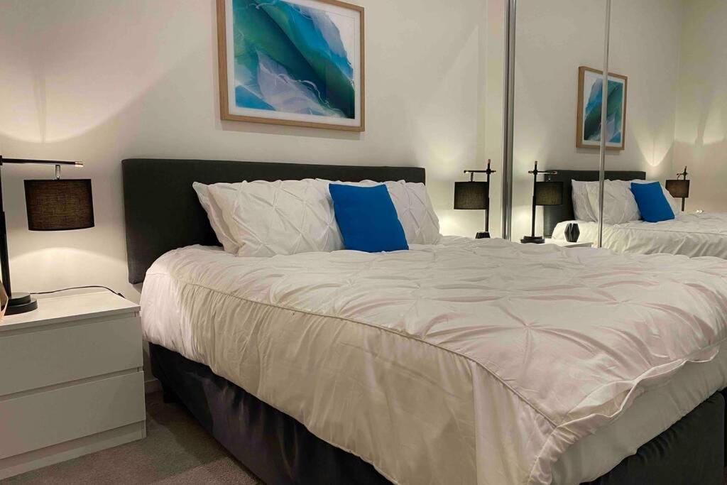Luxe 2Br Executive Apartment Kingston Pool Parking Wifi Bbq Wine Kültér fotó